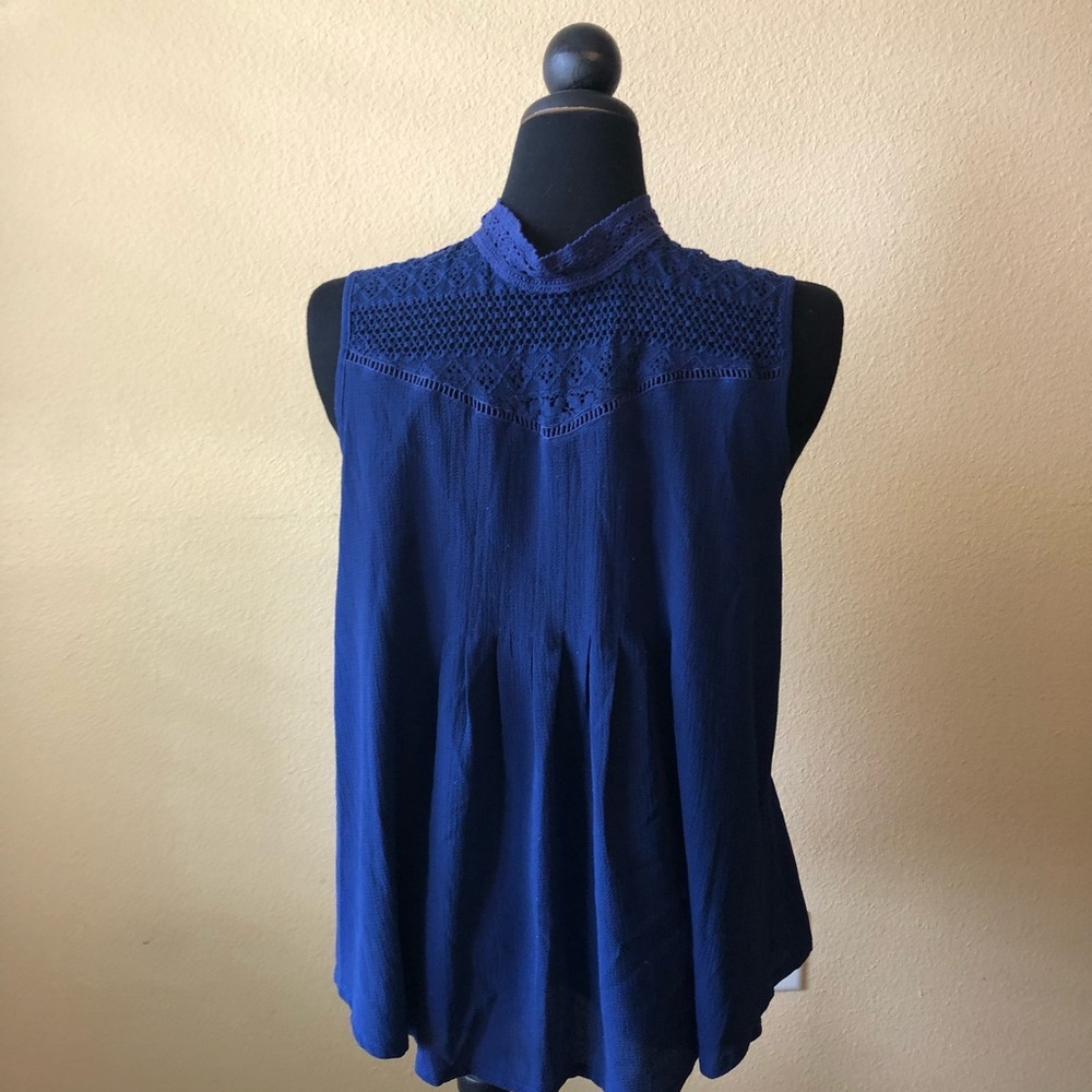 New directions women’s sleeveless flowing top.